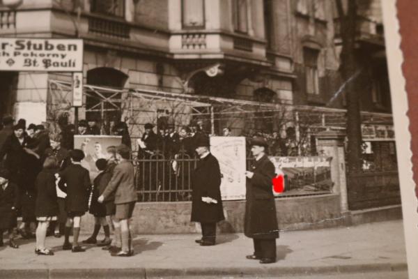 altes Foto - Gebäude Bürger-Stuben Heinrich Pokorny  - Wahllokal ?? SA Männer , Hitler Plakate